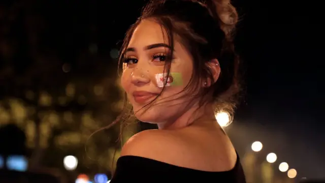 رسمت هذه الفتاة الجزائرية رسم علم بلادها على وجهها، ابتهاجا بالفوز.