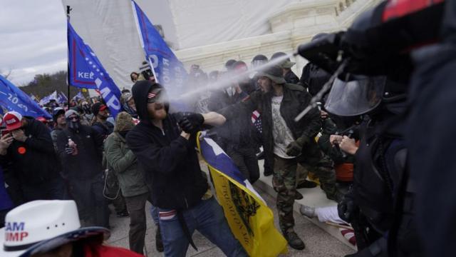 La policía de Washington confrontó a los seguidores de Trump con gases lacrimógenos.