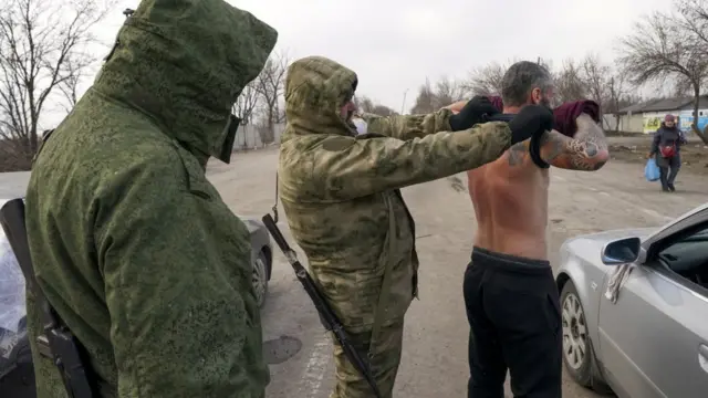 মারিউপোল থেকে বেরুনোর রাস্তায় রুশপন্থী মিলিশিয়াদের একটি চেকপয়েন্ট