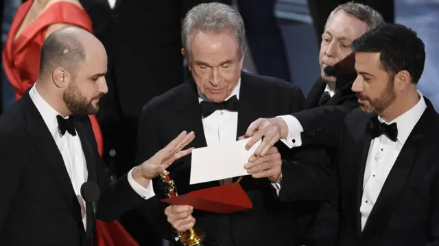 Jordan Horowitz, Warren Beatty, Gary Natoli y Jimmy Kimmel