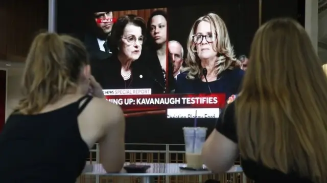 女学生看电视直播听证