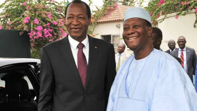 L'ancien président burkinabé Blaise Compaoré (gauche) et le président ivoirien Alassane Ouattara (droite), le 4 mars 2014 à Abidjan.