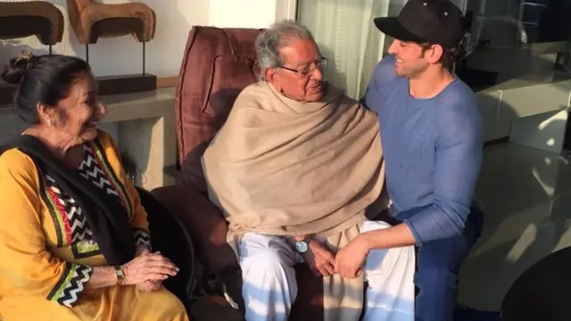 फ़िल्म अभिनेता ऋतिक रोशन अपने नाना जे ओमप्रकाश के साथ