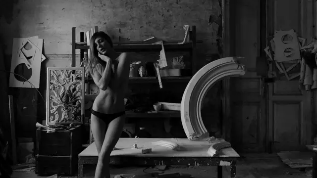 Mujer posando en un estudio artístico.