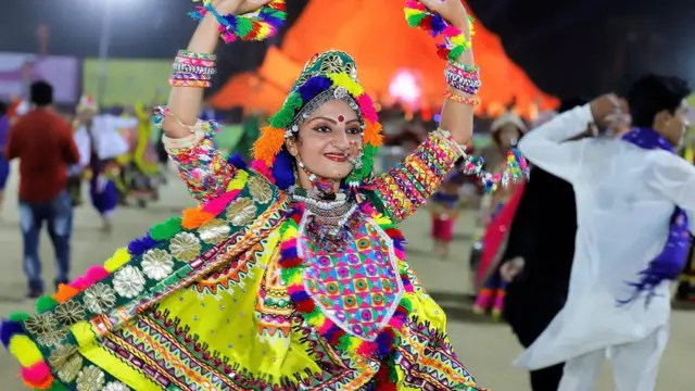 ગરબા રમતી યુવતી