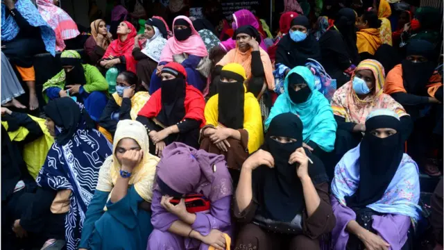 বকেয়া বেতনের দাবিতে বিক্ষোভে একদল নারী গার্মেন্টস কর্মী।