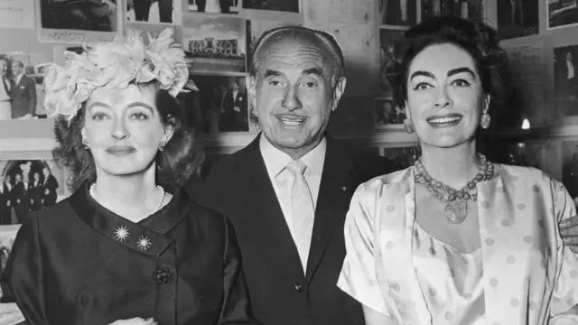 Jack Warner (centro) con Bette Davis y Joan Crawford durante la época de filmación de "¿Qué pasó con Baby Jane?"