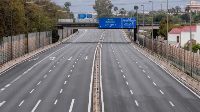 Пустое шоссе в Испании
