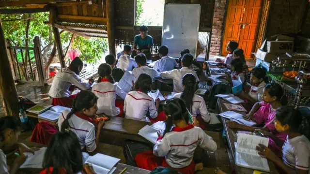 စာပေသင်ယူနေတဲ့ပြည်နယ်တခုအတွင်းကကျောင်းသားငယ်များ