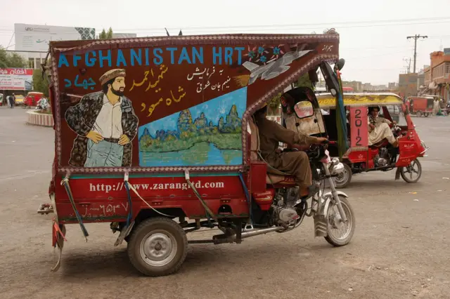 Autorikša u Heratu, Avganistan sa prikazom nacionalnog heroja Ahmeda Šaha Masuda. Dekorisana vozila, odnosno kamioni i sredstva javnog prevoza mogu se videti širom sveta, od zemalja Latinske Amerike, Afrike i Bliskog istoka do jugoistočne Azije. Ipak, ovaj fenomen posebno je rasprostranjen na prostoru južne Azije a pre svega zemljama Indijskog potkontinenta gde predstavlja značajan vid vizuelnog izražavanja u javnom prostoru.