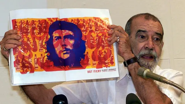 آلبرتو کوردا دقیقا وقتی مشغول آماده شدن برای نمایشگاه عکسهایش در پاریس می‌شد دچار حمله قلبی شد، در گذشت و در هاوانا به خاک سپرده شد