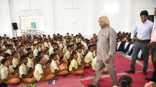 கலாம் மாதிரியே மாணவர்களிடையே ஷேக் மைதீன்