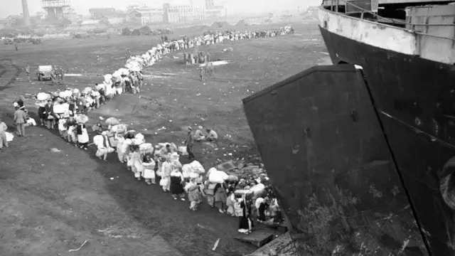 Civis fazem fila no portoroleta de bingo para comprarHungnam na esperançaroleta de bingo para comprarembarcar nos navios