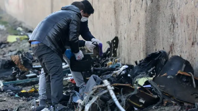 یوکرین کی فضائی کمپنی کے تباہ شدہ طیارہ کا ملبہ