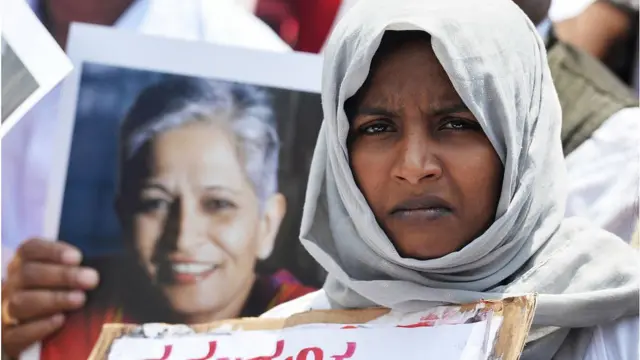 గౌరీ లంకేశ్ హత్యకు నిరసనగా ప్రదర్శన చేస్తున్న మహిళ