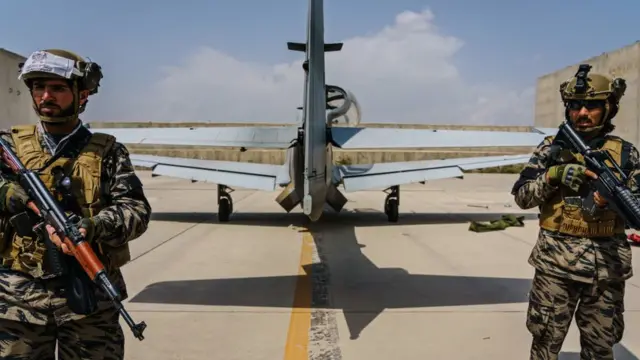 কাবুল বিমানবন্দরে দুজন তালেবান যোদ্ধা।