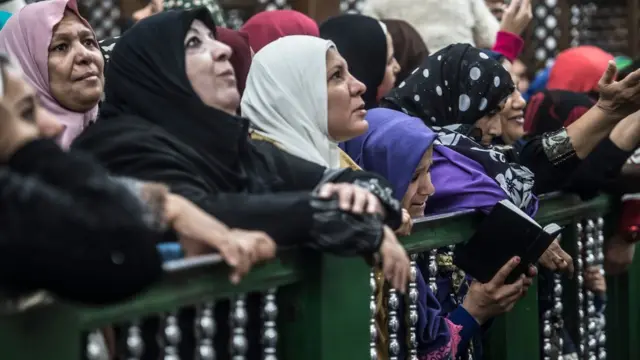 زوار مولد يتضرعون