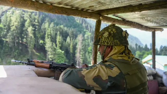 எல்லையில் ராணுவ வீரர்கள்