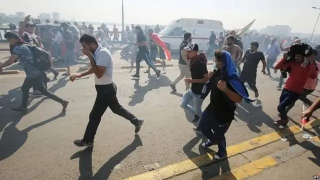 प्रदर्शनकारियों पर आंसू गैस छोड़ी गई