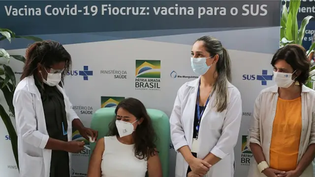 Mulher recebe dose da vacina CoviShield