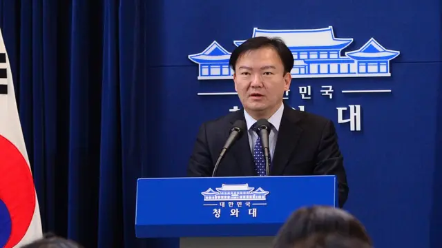 민경욱 전 청와대 대변인은 2014년 임명 당시 오전까지 KBS에서 편집회의에 참석한 후 오후에 대변인으로 임명돼 물의를 빚었다