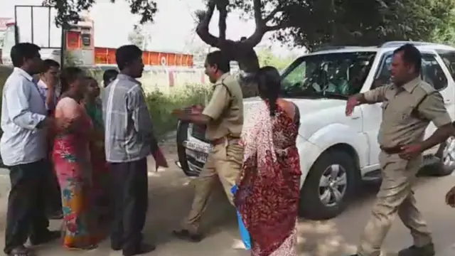 నిరసనకారులతో పోలీసుల వాగ్వాదం