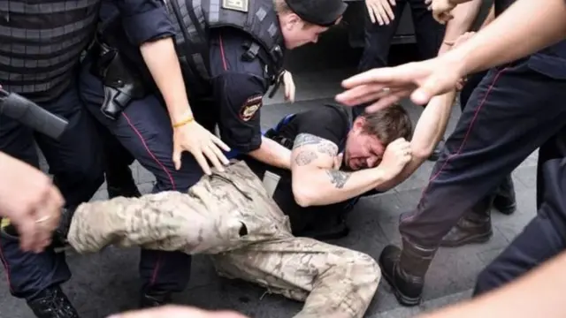 Поліція і активіст