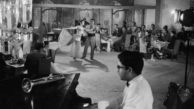 దిల్ అప్నాఔర్ ప్రీత్ పరాయి సినిమాలోని ఓ ద‌ృశ్యం