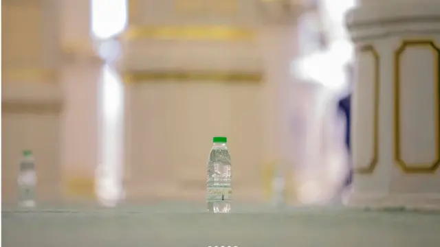 Ruwan ZAMZAM a kwalba