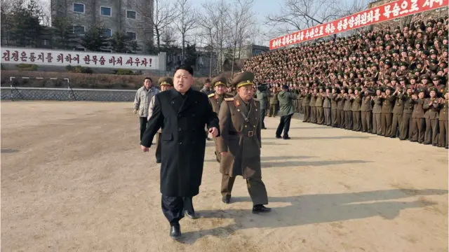 Lãnh đạo Bắc Hàn Kim Jong-Un (trái) duyệt Đơn vị 534, Quân đội Nhân dân Bắc Hàn.