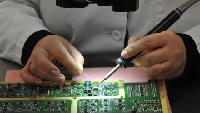 В 2007 году компания Safran прекратила производство мобильных телефонов на заводе Fougeres, чтобы переориентировать его 700 сотрудников, в основном женщин, на производство печатных плат для оборонной и аэрокосмической продукции. Франция, 16 декабря 2013 года.