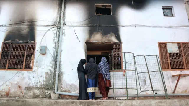 দিল্লির মুস্তাফাবাদে একটি ভস্মীভূত মসজিদের ভেতরটি দেখছেন মুসলিম নারীরা