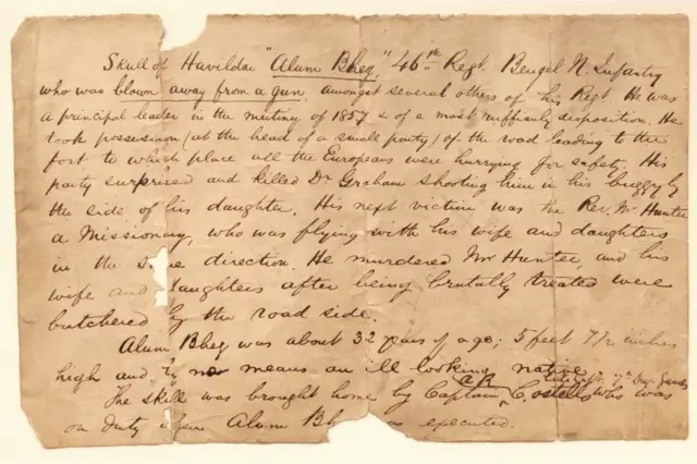 কংকালের বাকি অংশ নেই। কয়েকটি দাঁতও ছুটে গেছে। কিন্তু সবচেয়ে গুরুত্বপূর্ণ সঙ্গে থাকা কাগজটি। সেখানে একটি নোটে পরিচয় লেখা।