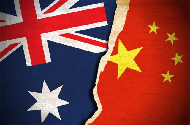 中间断开的澳大利亚和中国国旗