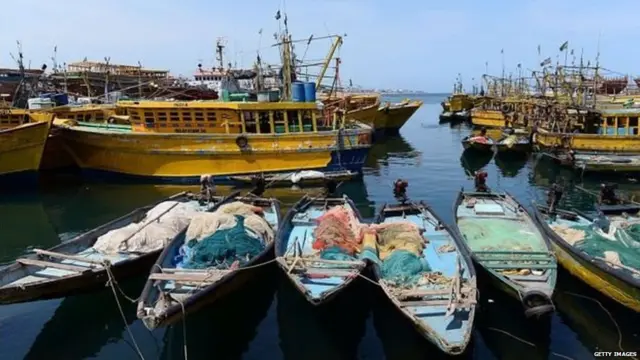 नाव पलटना