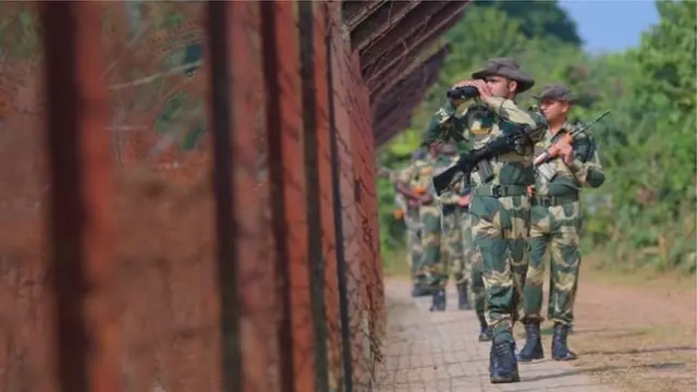 বাংলাদেশ ভারত সীমান্তে বিএসএফ সদস্যদের টহল