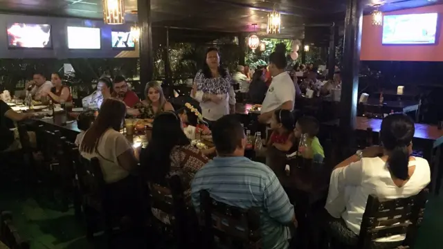 Clientes en el restaurante Chedrani de San Pedro Sula.