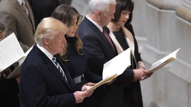 Donald Trump, Mike Pence, e suas respectivas mulheres em 2017 numa cerimônia religiosa