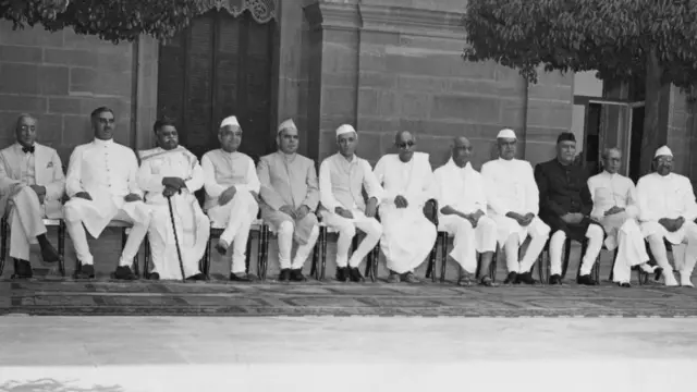 1949માં ભારતના મદ્રાસ પ્રાંતના ગર્વનર (ડાબેથી બીજા) ભાવનગરના મહારાજા સર ભાવસિંહજી