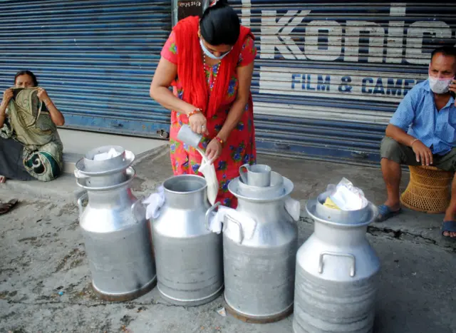 दूधाच्या किंमती कशानं वाढल्या?