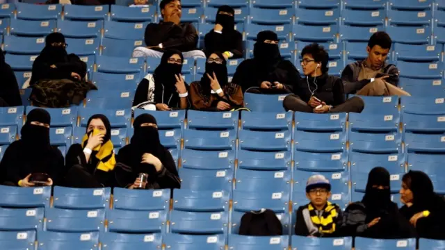 نساء في الملعب