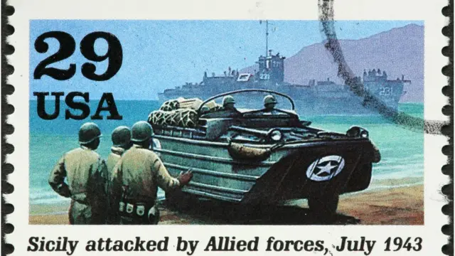 Estampilla conmemorando el ataque de las fuerzas Aliadas a Sicilia.