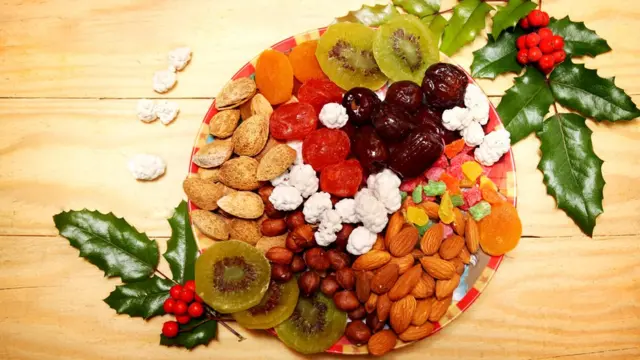 Орехи, сухофрукты и веточки остролиста