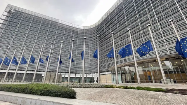 Las banderas ondean a media asta en el edificio de la Comisión de la Unión Europea en Bruselas, Bélgica.