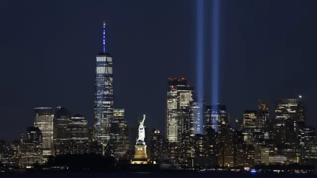 شعاعان من الضوء يضيئان سماء نيويورك تكريماً بالضوء لمن فقدوا أرواحهم في الهجمات الإرهابية