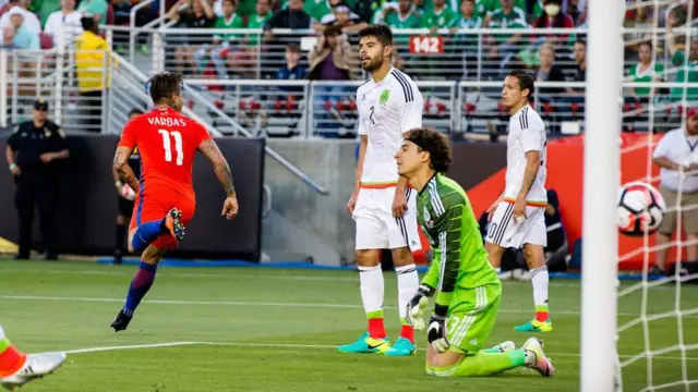La valla de México cae ante el gol de Eduardo Vargas, el 11 de Chile.