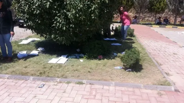 Öğrenciler, dayanışma içerisinde yerlerdeki kağıtlarda birbirlerinin isimlerini bulmaya çalıştı.