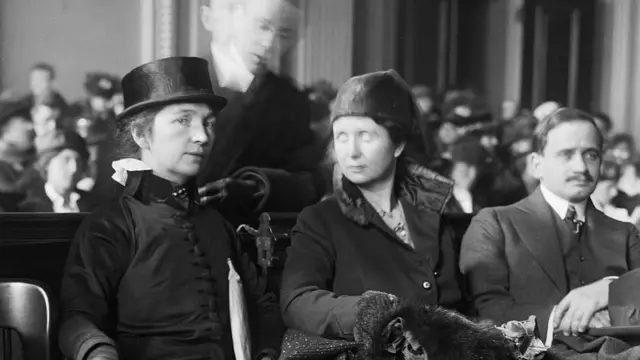 Margaret Sanger y Ethel Byrne (su hermana) en la corte.