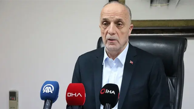 Türk-İş Başkanı Ergün Atalay geçen yıl belirlenen 2020 asgari ücret seviyesini sert bir şekilde eleştirmiş, bunun TÜİK verilerine göre bir işçinin aylık gıda harcama rakamının altında olduğunu vurgulamıştı