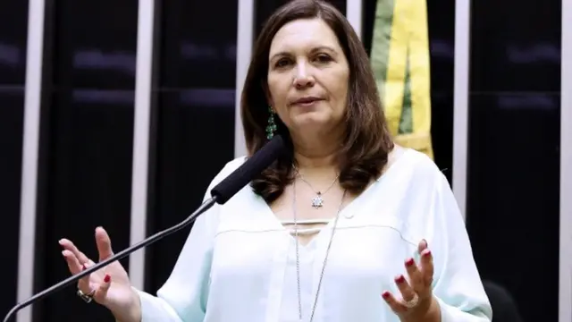 Bia Kicis, uma senhora brancabet virtualmeia idade com cabelos lisos e castanhos até o ombro,bet virtualplenário da Câmara dos Deputados